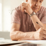 idoso calculando a sua margem consignável