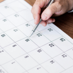 homem separando um prazo em um calendário