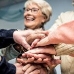 idosos com benefícios consignáveis comemorando