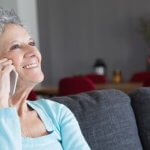 idosa em uma ligação solicitando um empréstimo consignado digital