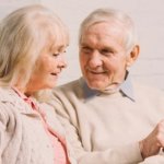 idosos olhando as opções para refinanciamento no celular