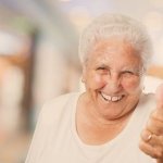 Empréstimo consignado: idosa sorridente demonstra satisfação com as facilidades do crédito.