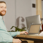 alt="trabalhadores no escritório"