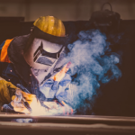 Pessoa trabalhando com eletricidade, refletindo sobre o saque FGTS.