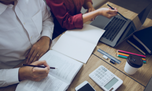 Foi demitido e tem consignado CLT? Entenda o que acontece com seu empréstimo em 2026, como pagar e como evitar dívidas.