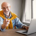 senhor-aposentando-mexendo-no-computador