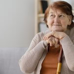 mulher idosa pensativa empresta inss