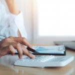 pessoal calculando tabela inss 2022