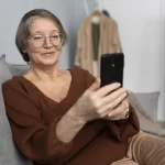 Idoso aposentada deseja realizar saque do FGTS mas ainda trabalha