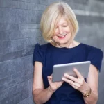 Idosa usando internet como funciona a aposentadoria LOAS