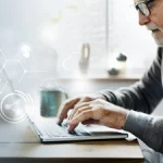 Idoso aposentado mexendo no notebook para empreendedorismo