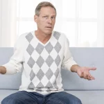 Idoso questionando se aposentar por tempo de contribuição ou por idade