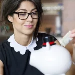 Mulher juntando dinheiro deseja realizar empréstimo consignado