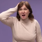 Mulher questionando se pode se aposentar por artrite ou artrose