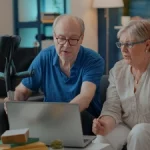 Casal de idosos utilizando a internet Teto do INSS