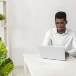 Homem trabalhando nova margem consignável