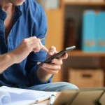 Homem usando celular no aplicativo Meu INSS