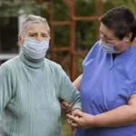 Idosa com enfermeira BPC e LOAS