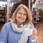 Idosa com uma xícara é possível se aposentar e continuar trabalhando