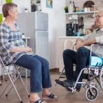 Idosa e idoso com cadeira de rodas como solicitar BPC ou LOAS