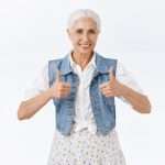 Idosa sorrindo fazendo joinha entenda como funciona a aposentadoria em MG