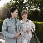Idosas sorrindo e caminhando, aposentar no Brasil é bom?