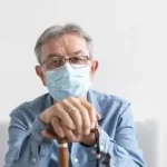 Idoso com muleta benefício LOAS