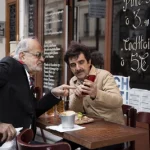 Idosos mexendo no celular valor da aposentadoria militar