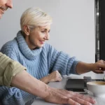 Idosos mexendo no computador vendo tipos de aposentadoria no Brasil