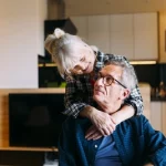 Idosos se abraçando o que é aposentadoria proporcional?