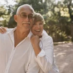 Idosos sorrindo no sol quanto contribuis com o INSS