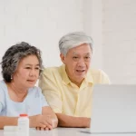 Idosos utilizando o computador o que é fator previdenciário