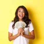 Mulher com dinheiro tipos de empréstimo