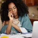 Mulher ligando saque aniversário