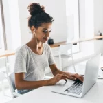 Mulher trabalhando empréstimo consignado 2022