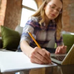 Mulher trabalhando regras de recolhimento por atraso