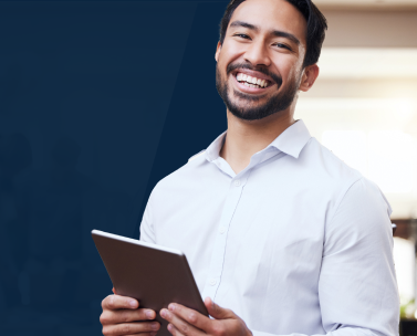 homem sorrindo com tablet olhando para frente