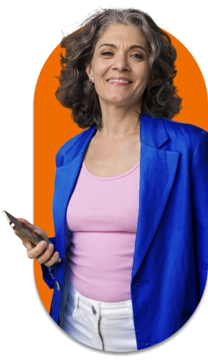 mulher mais velha segurando celular enquanto olha pra frente