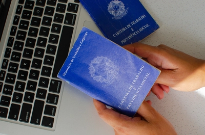 Aprenda a baixar e acessar a Carteira de Trabalho Digital pelo celular ou PC. Confira o passo a passo atualizado, funcionalidades e como garantir seus direitos.