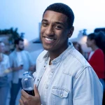 Homem sorrindo, representando a satisfação com o Portal do Servidor de Pernambuco.