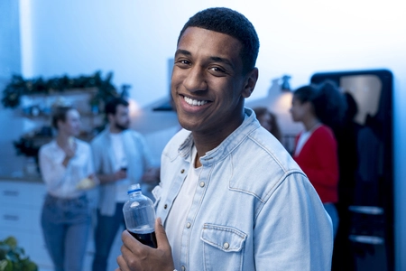 Homem sorrindo, representando a satisfação com o Portal do Servidor de Pernambuco.