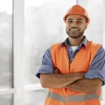 Homem sorrindo com braços cruzados, representando a tabela de pagamento servidor Bahia.