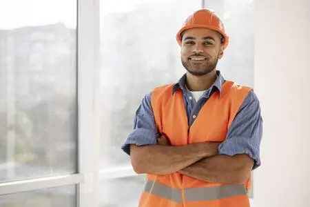 Homem sorrindo com braços cruzados, representando a tabela de pagamento servidor Bahia.