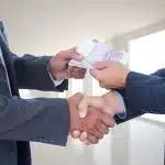 Entenda a portabilidade de empréstimo e reduza seus juros trocando de banco. Saiba quando vale a pena e como fazer a troca com segurança.