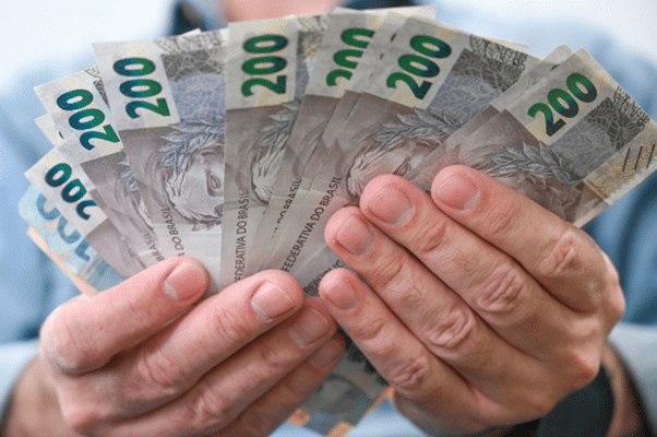 Com o salário de R$ 1.621, o aumento da margem consignável CLT 2026 sobe para R$ 567. Veja quanto isso libera de crédito para você.