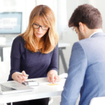 Entenda como o refinanciamento pode reduzir suas parcelas e juros. Conheça os tipos (imóvel, veículo e consignado).