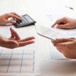 Entenda como o refinanciamento pode reduzir suas parcelas e juros. Conheça os tipos (imóvel, veículo e consignado) e reorganize sua vida financeira hoje.