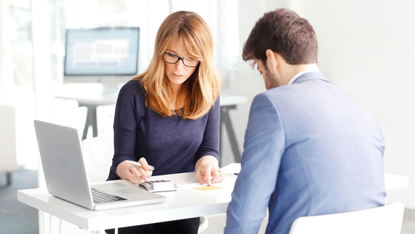 Entenda como o refinanciamento pode reduzir suas parcelas e juros. Conheça os tipos (imóvel, veículo e consignado).