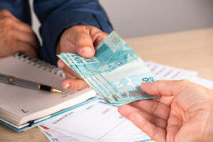 Entenda a Margem Consignável INSS 2026. Aprenda a calcular o limite de 35%, confira as regras dos cartões e veja como liberar crédito.