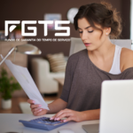 Descubra se antecipar FGTS para quitar dívidas vale a pena. Troque juros altos do cartão por taxas menores em 2026 e limpe seu nome.